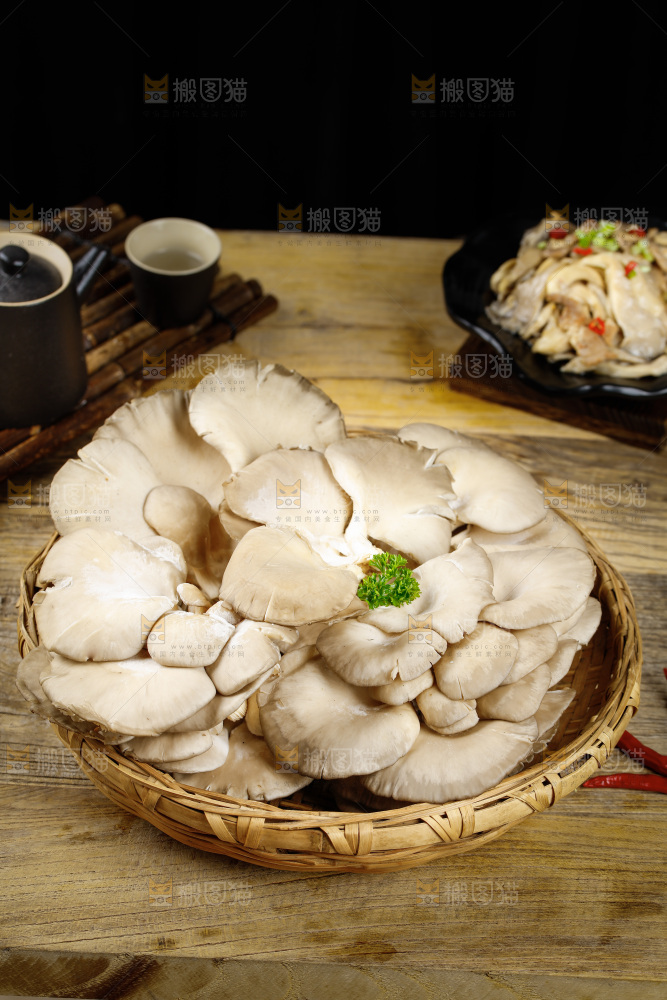 木底上放着一筐平菇