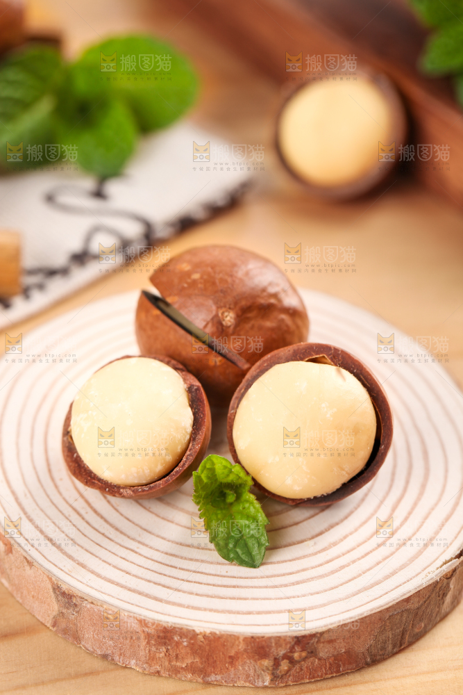 剥皮的奶油味夏威夷果放在木底上