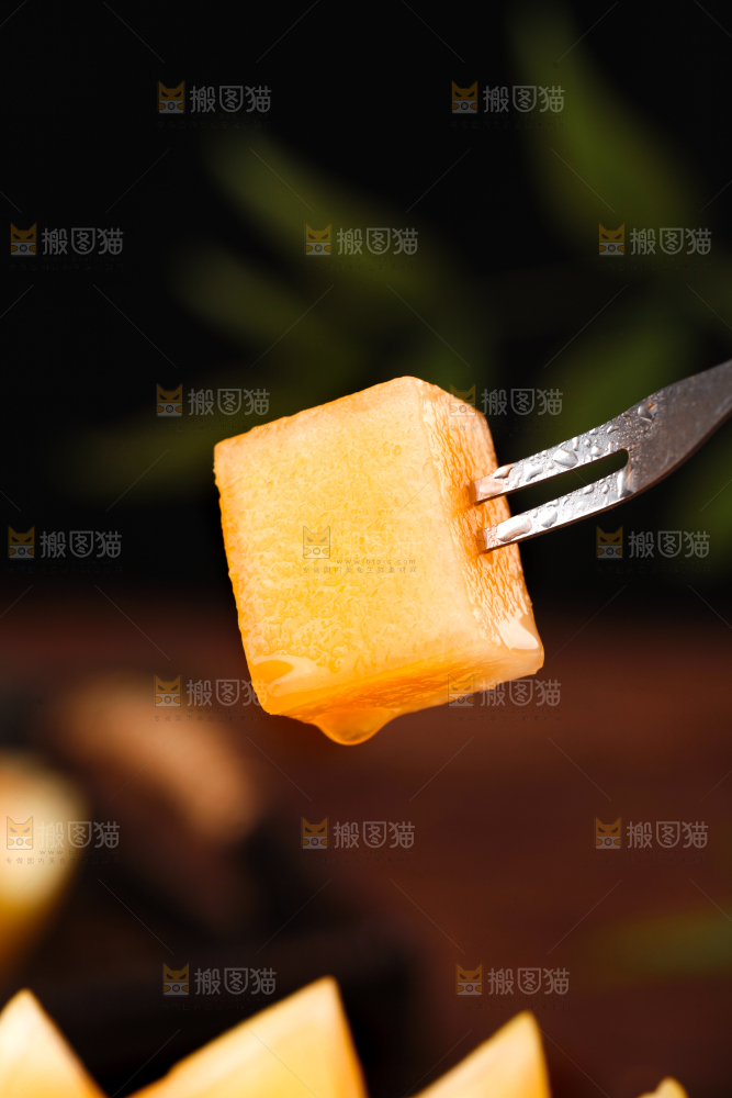 叉子叉着黄河蜜瓜果肉