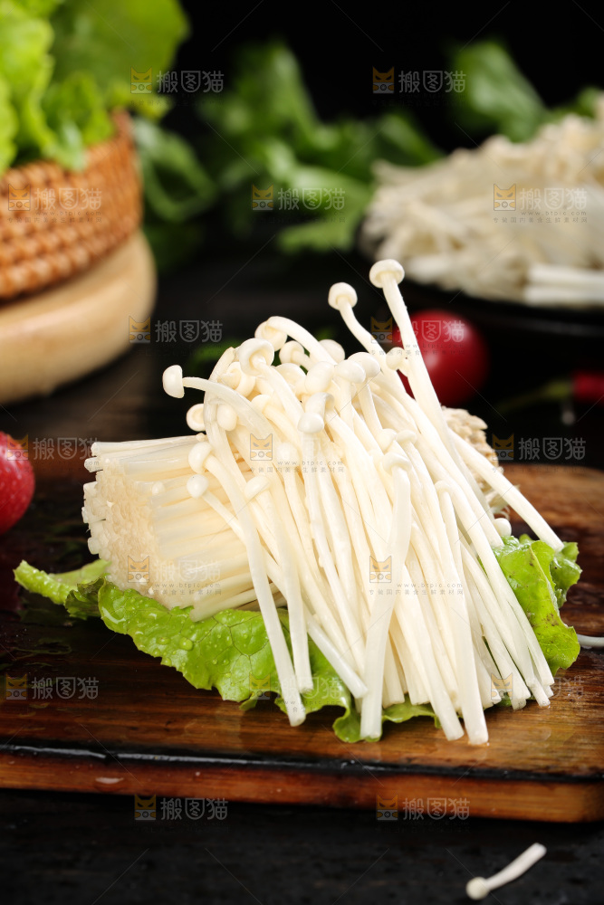深底上的新鲜金针菇