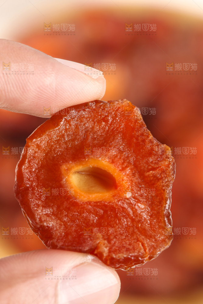 手拿话梅干
