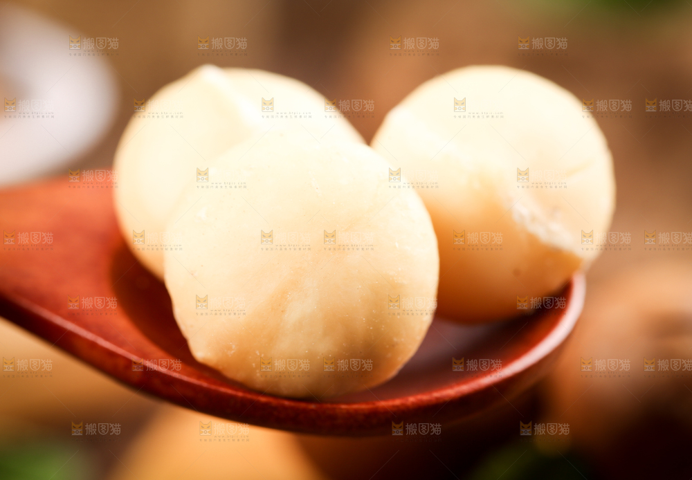 勺子里的夏威夷果果仁