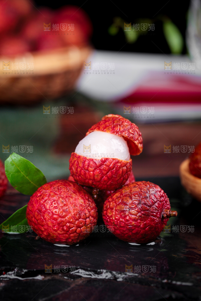 黑石板上的新鲜荔枝