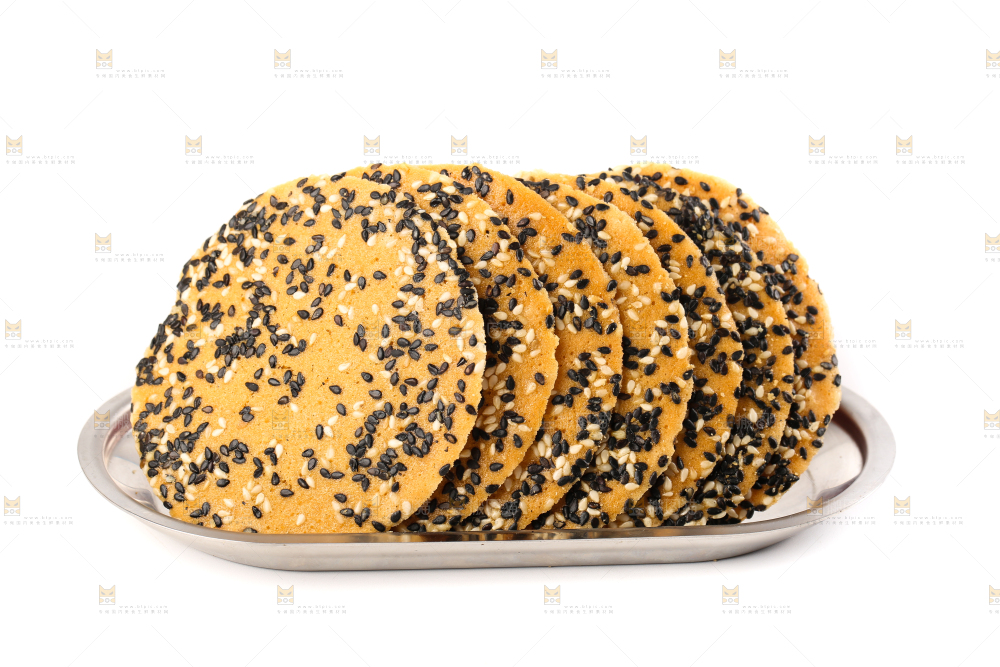 盘子里装着炭烤芝麻饼