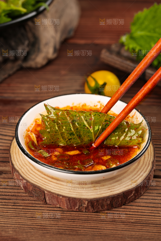 筷子夹着紫苏