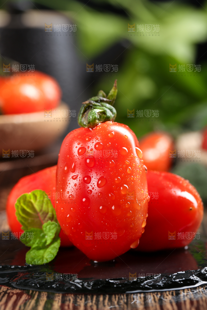 木底上放着一盘409花生柿子