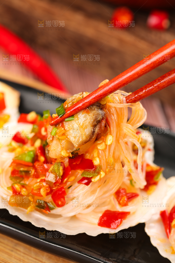 筷子夹着辣椒扇贝