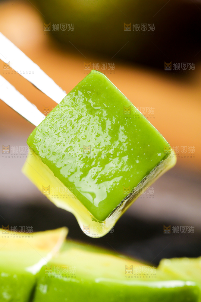 叉子叉着牛油果果肉
