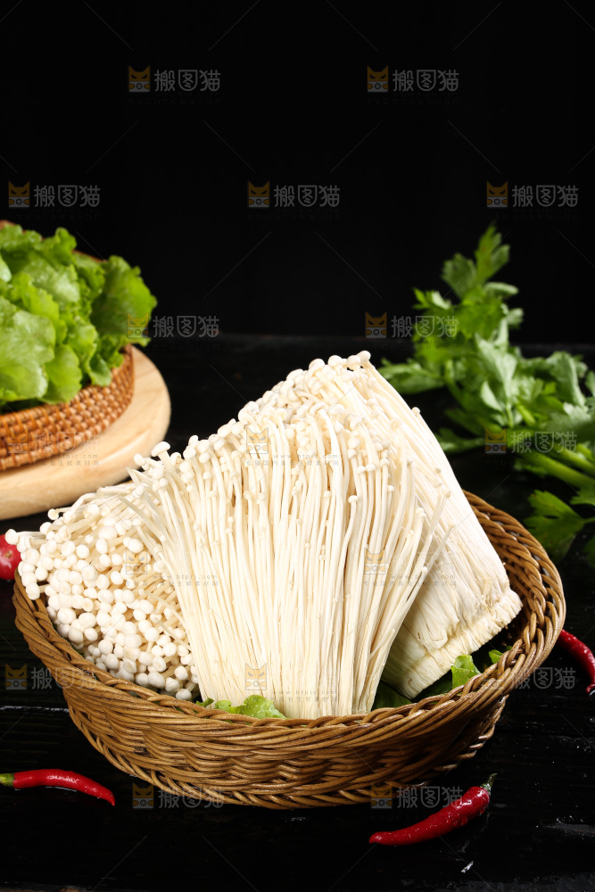 黑底上放着一盘新鲜的金针菇