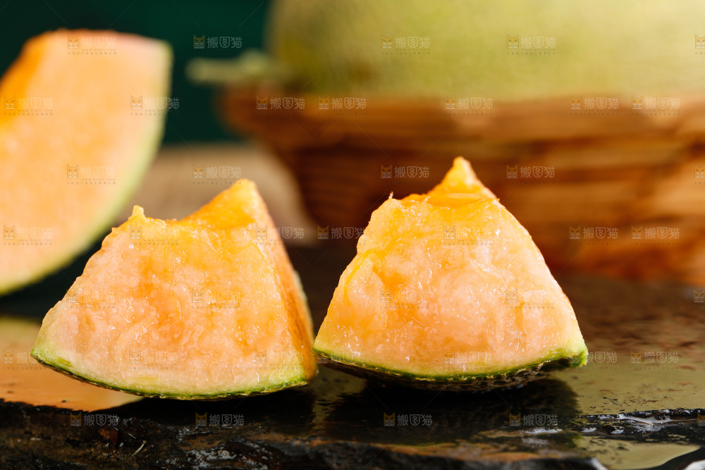 黑石板上放着切开的火焰山西州蜜