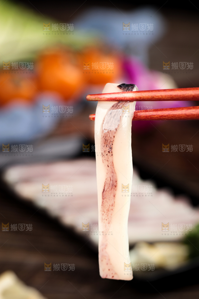 筷子上夹着鲜鱿鱼
