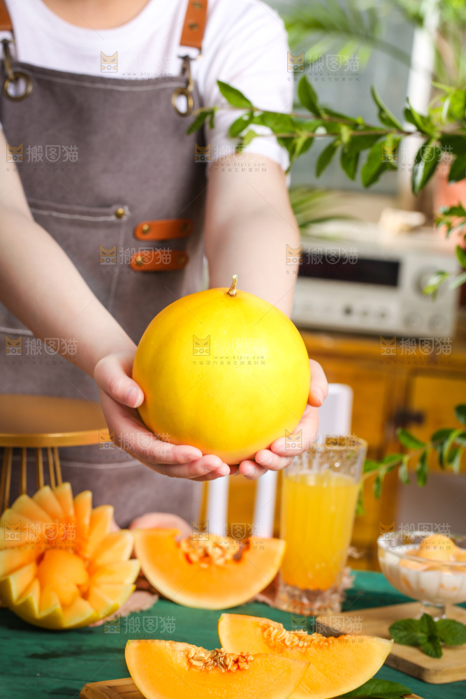 手拿新鲜的黄金蜜瓜