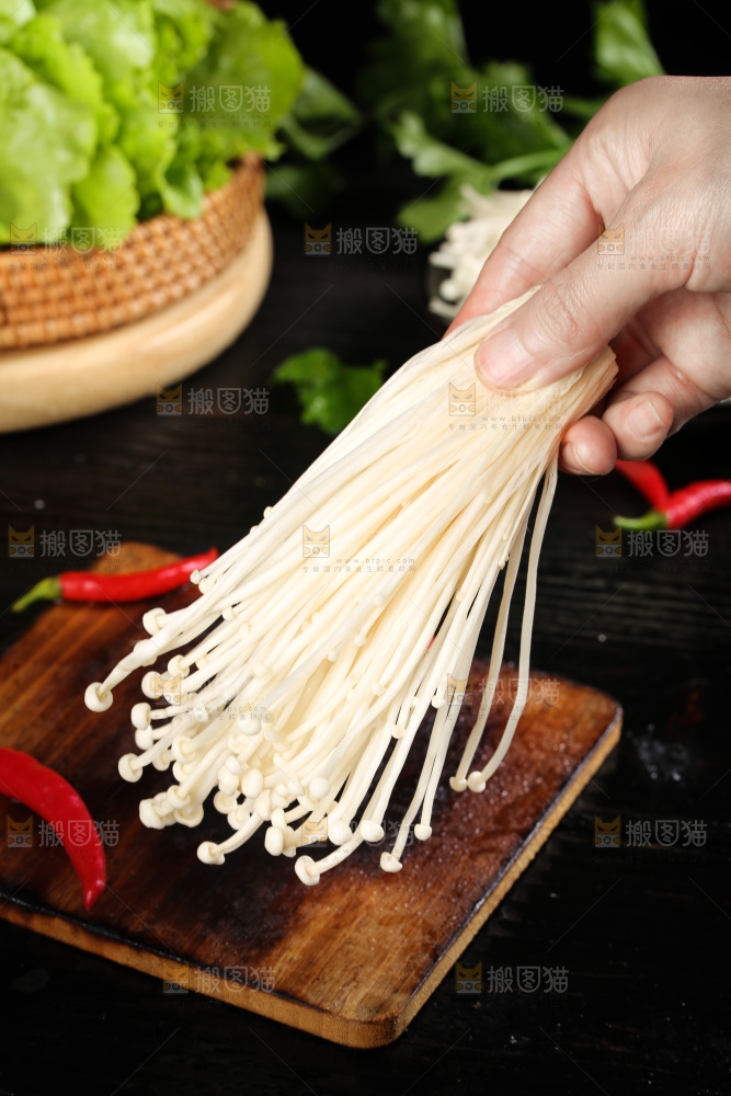 手拿新鲜金针菇