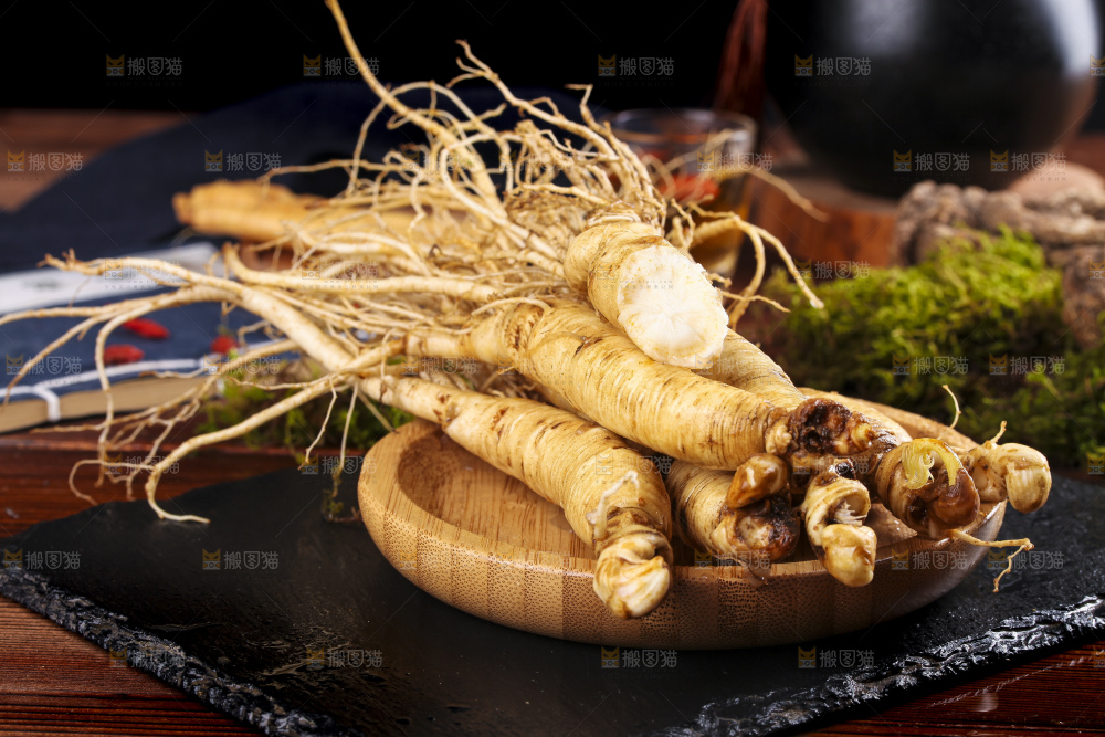 一碟人参放在黑饰板上