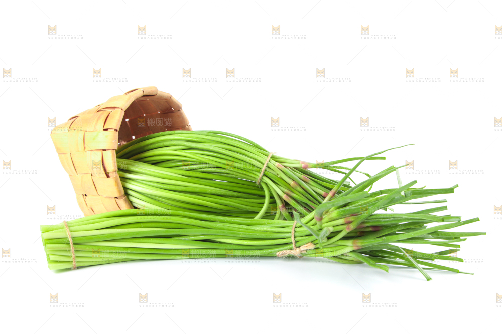 一筐蒜苔放在白底上