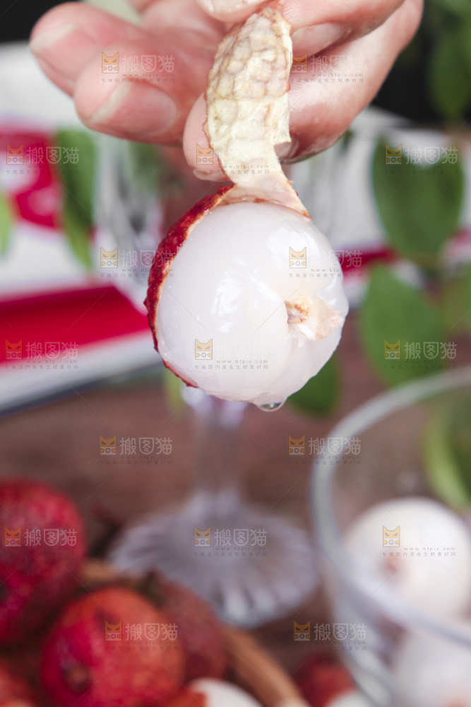 手拿剥皮的荔枝
