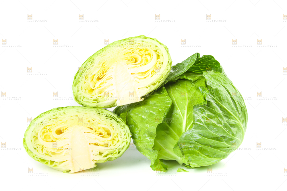 切开的包菜放在白底上