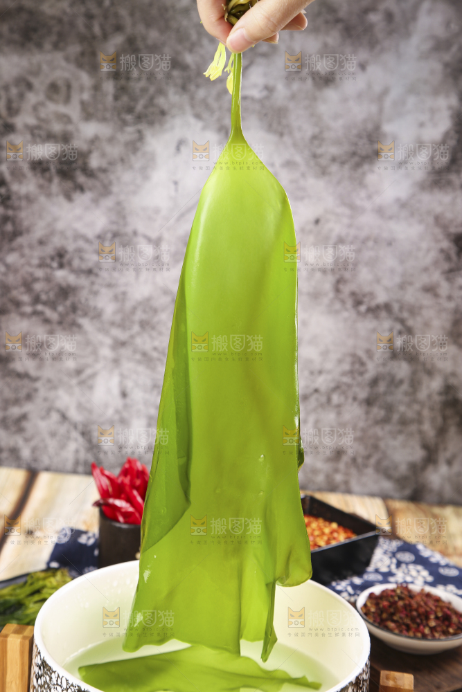 筷子上夹着小海带芽