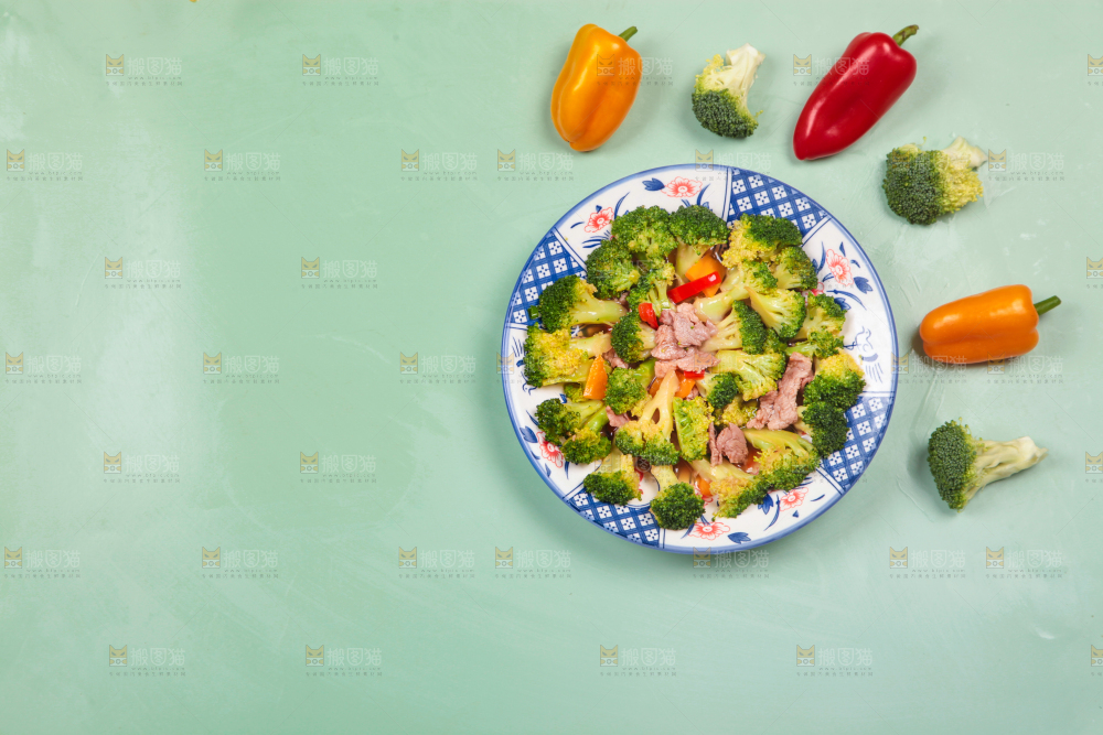浅底上放着一盘西兰花炒肉
