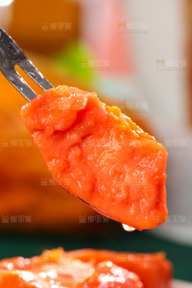 叉子上叉着红心木瓜果肉
