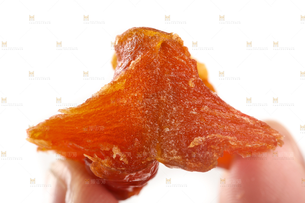 手拿掰开的话梅干
