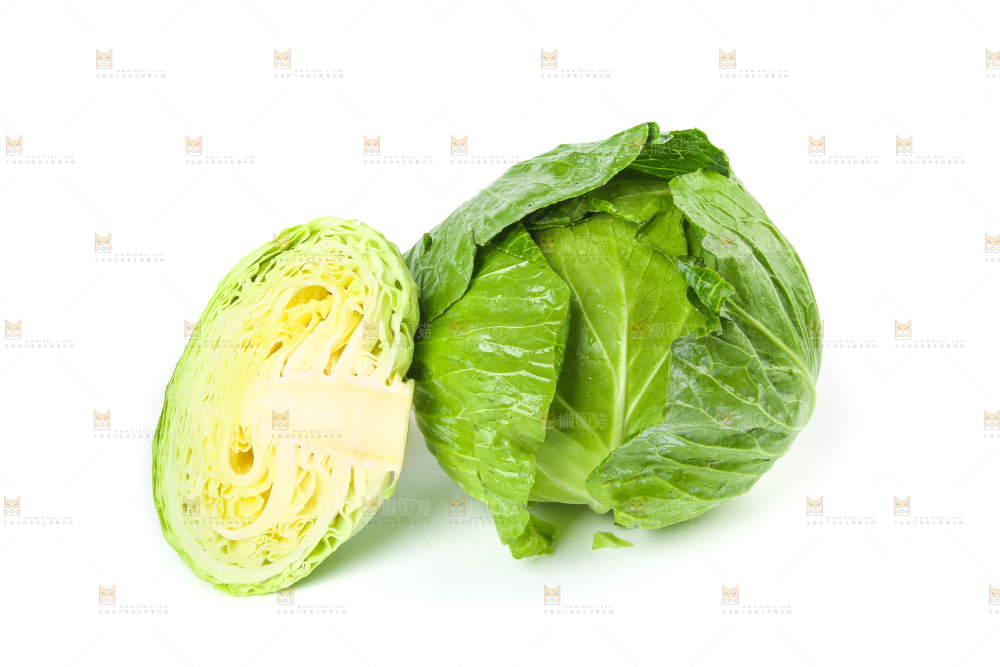 切开的包菜放在白底上
