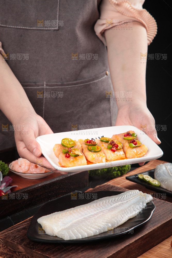 手端一盘青椒巴沙鱼