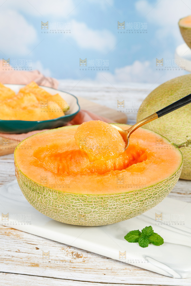 勺子里的哈密瓜果肉