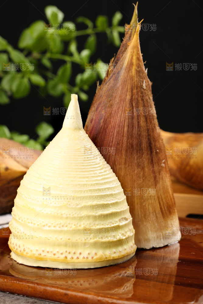木底上放着剥皮的竹笋