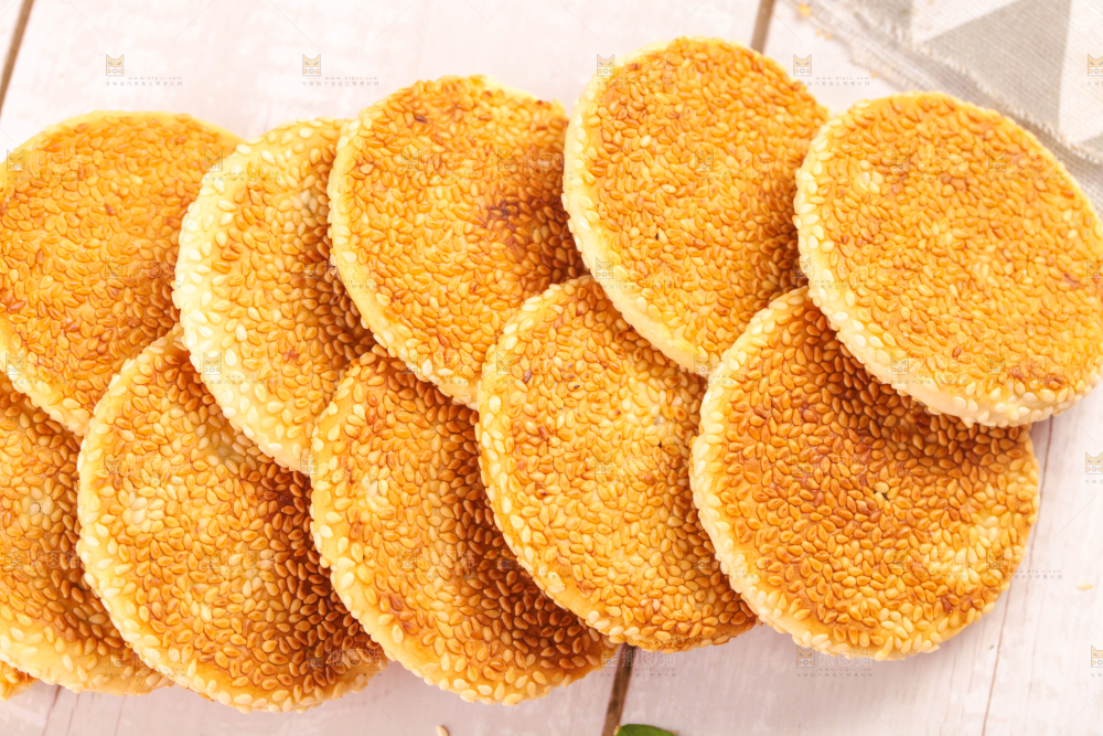 盘子里装着芝麻饼