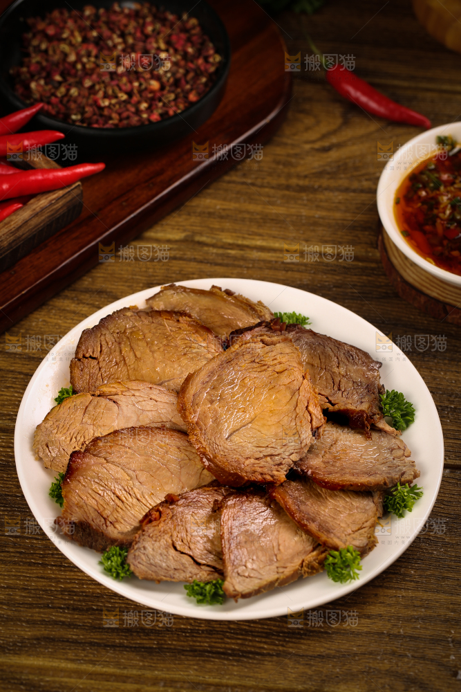 盘子里装着五香牛肉