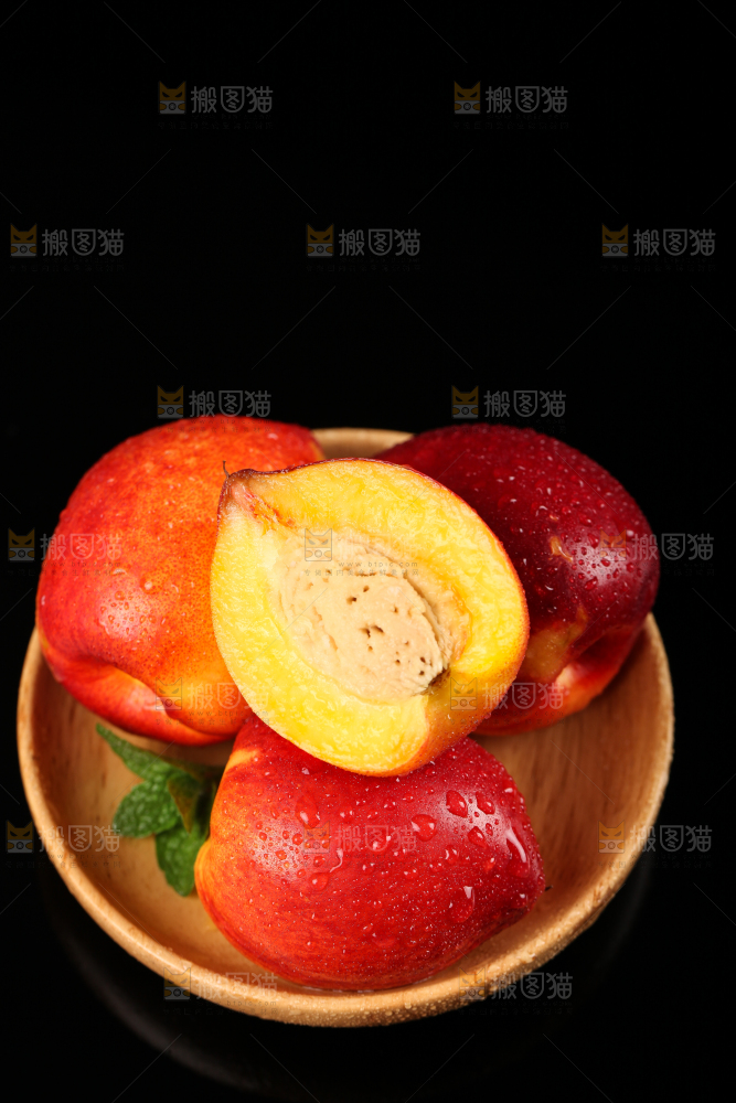 盘子里装着澳洲油桃