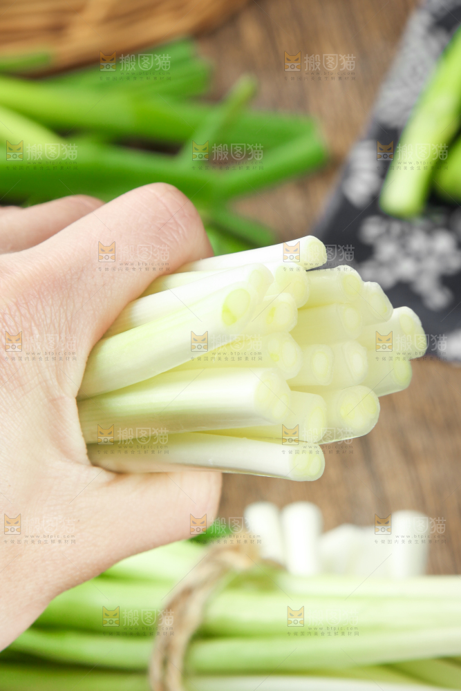 手拿新鲜大葱