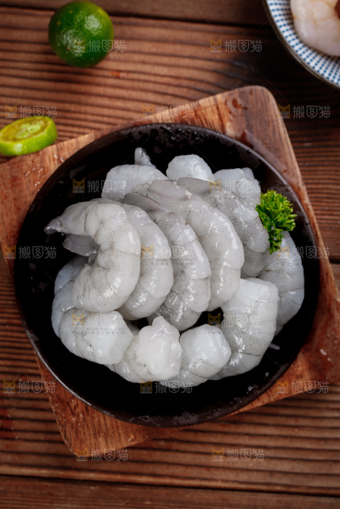 木底上放着一盘鲜冻青虾仁