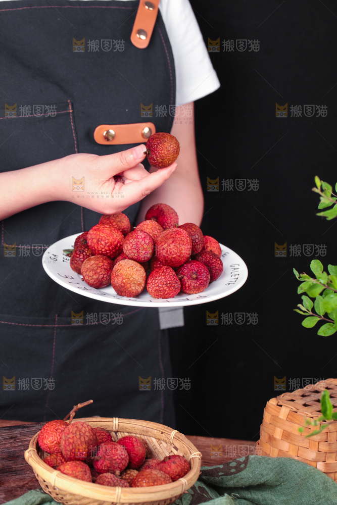 手拿新鲜荔枝