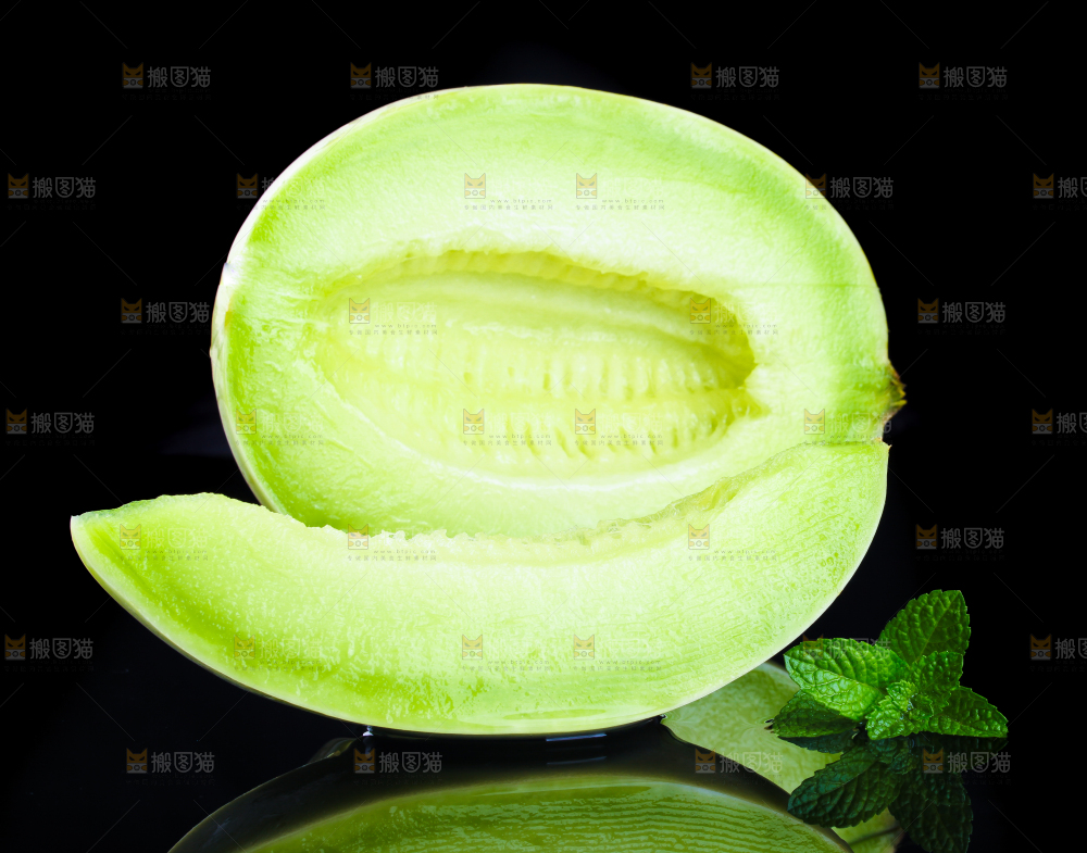 深底上放着切开的冰淇凌玉菇甜瓜