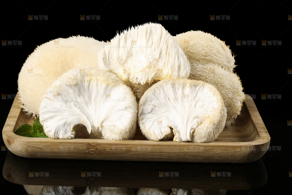 盘子里装着新鲜猴头菇