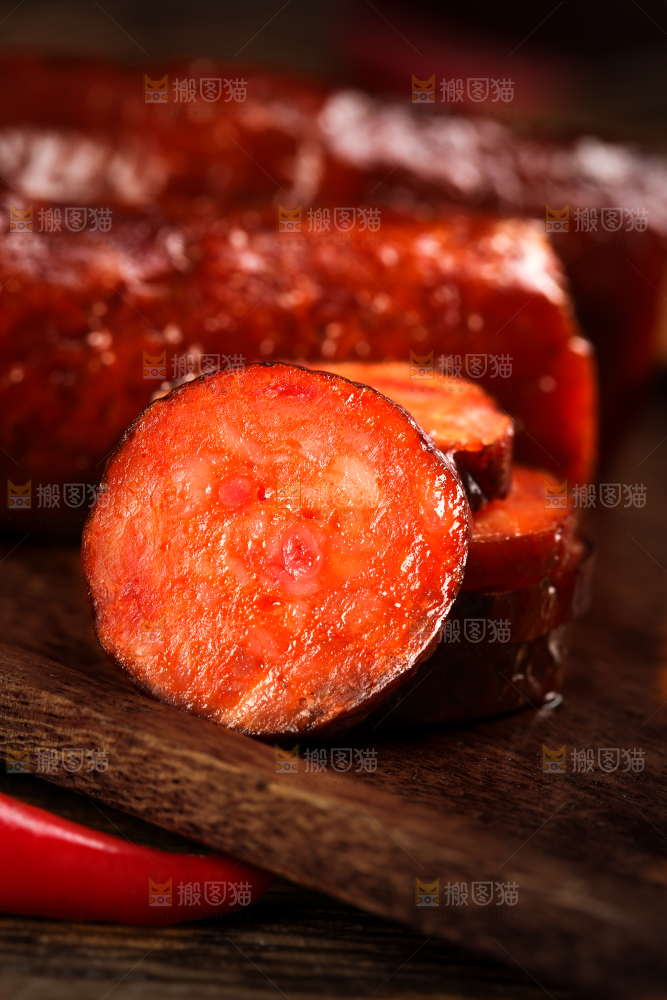 木板上摆放着烟熏香肠