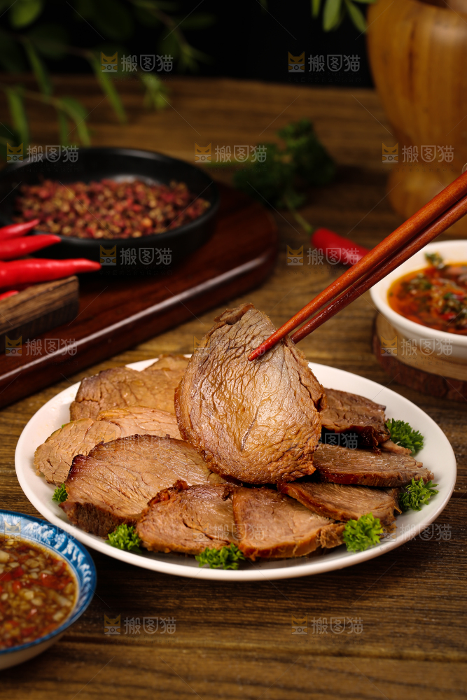盘子里装着五香牛肉