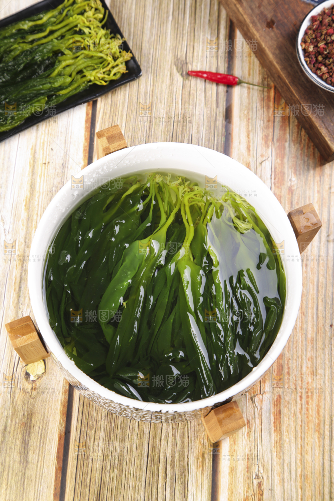 木板上放着一碗海白菜