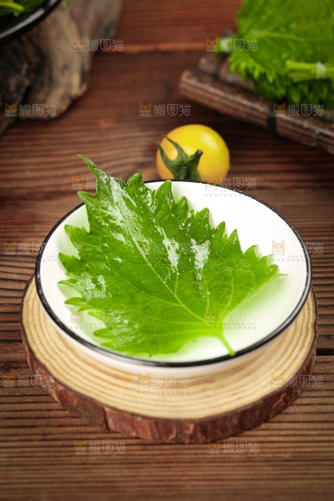 木底上的紫苏