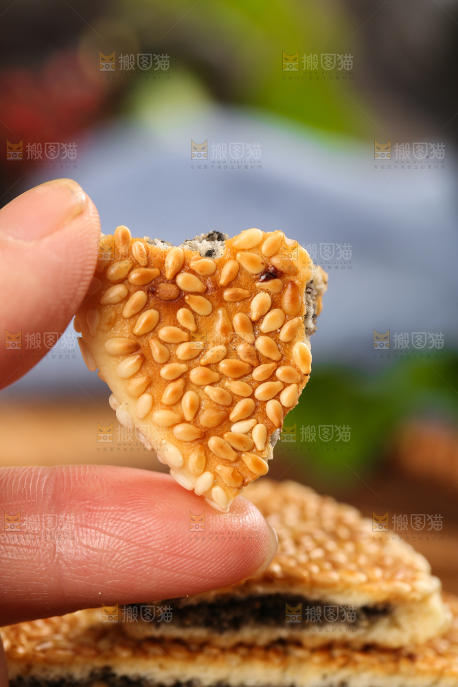 手里拿着芝麻饼