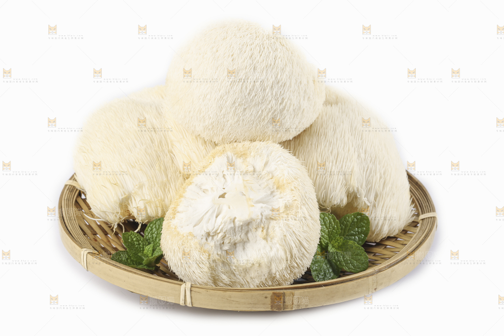 盘子里装着新鲜猴头菇
