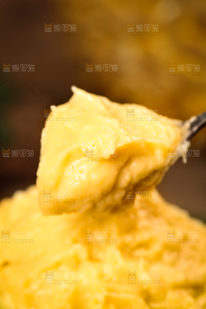 勺子里的榴莲肉泥