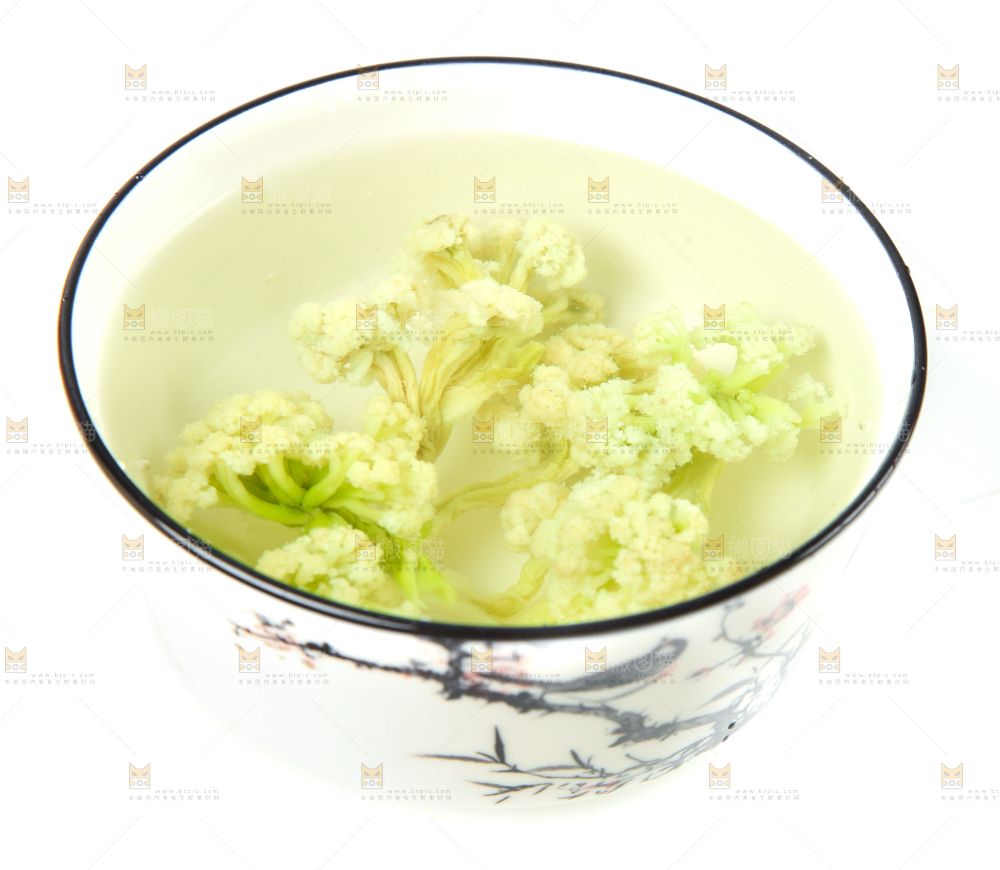 一碗泡发的干花菜放在白底上