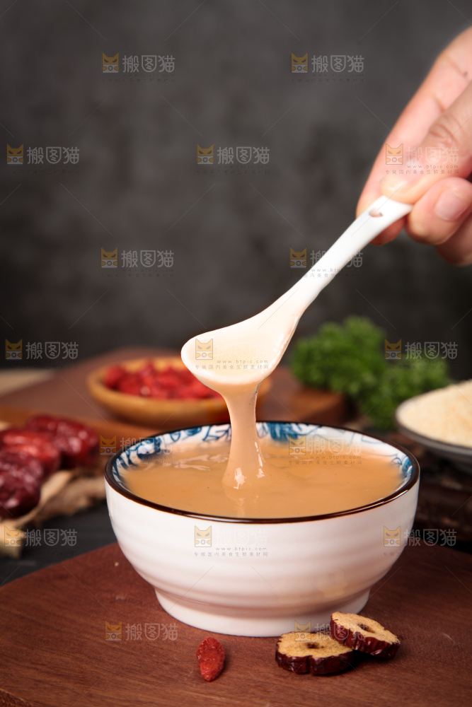木底上放着一碗葛根粉