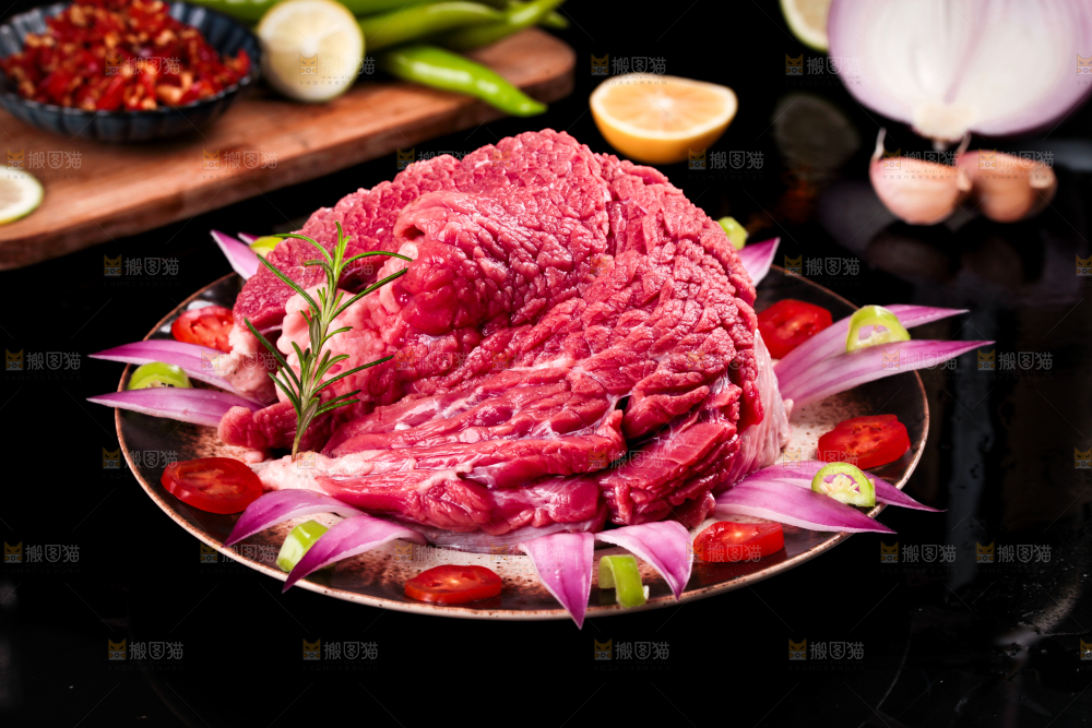 盘子里装着牛腿肉