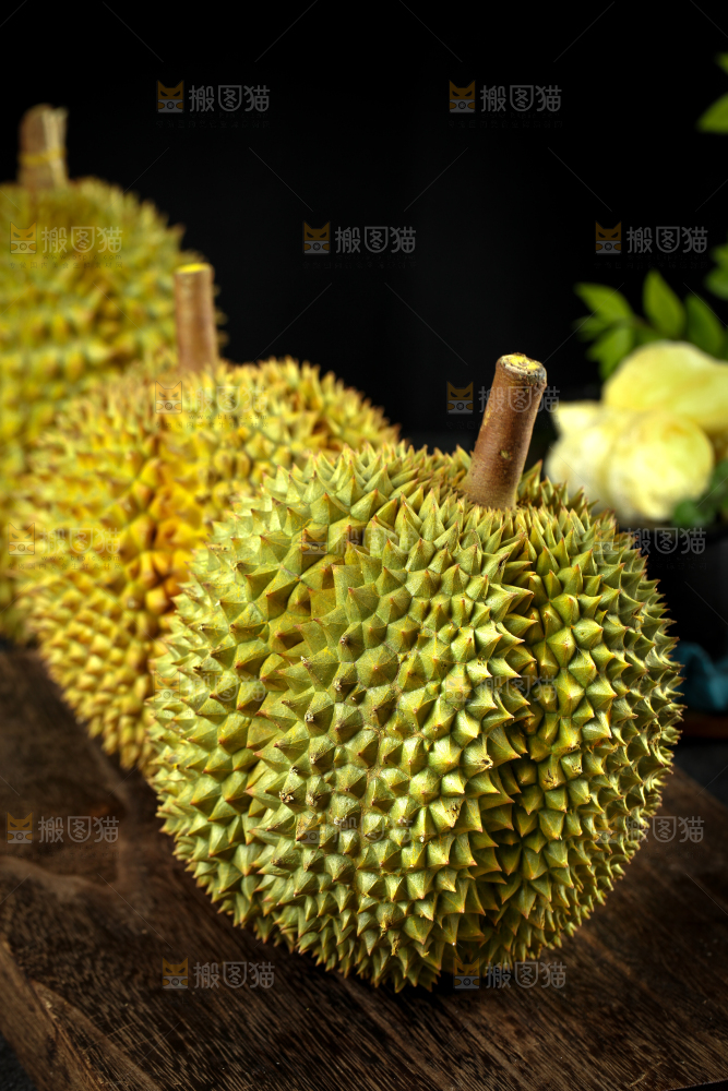 盘子里装着泰国甲仑榴莲