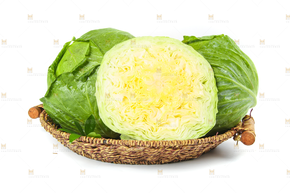 白底上放着一筐切开的包菜