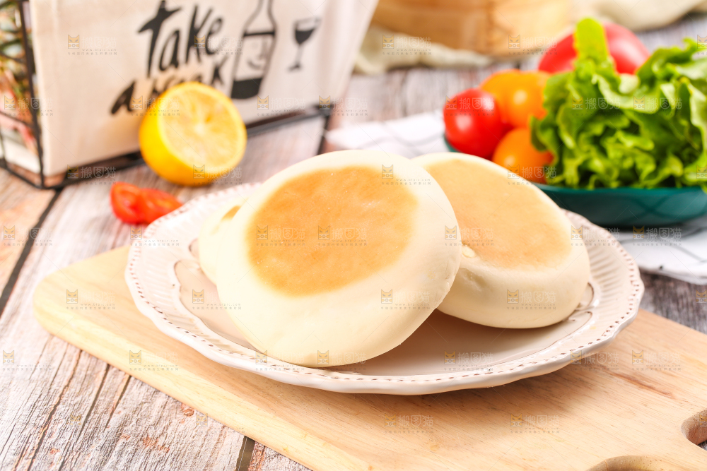 盘子里装着饼子